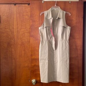 Elie Tahari NWOT khaki sleeveless shirtdress with pink trim and side pockets.